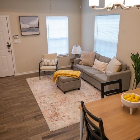 Fabulous King Size Bed In A Gated Neighborhood! Lejlighed Edinburg Eksteriør billede