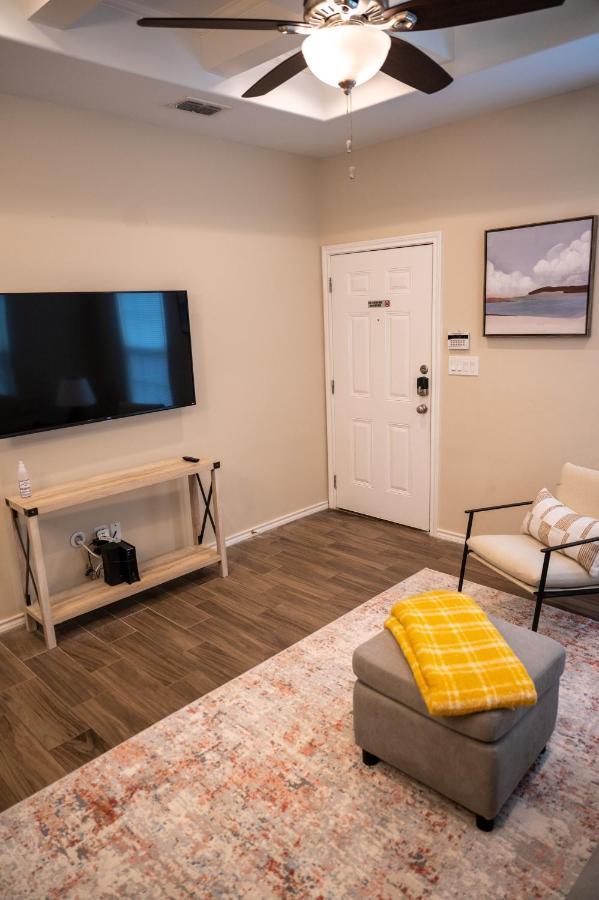 Fabulous King Size Bed In A Gated Neighborhood! Lejlighed Edinburg Eksteriør billede
