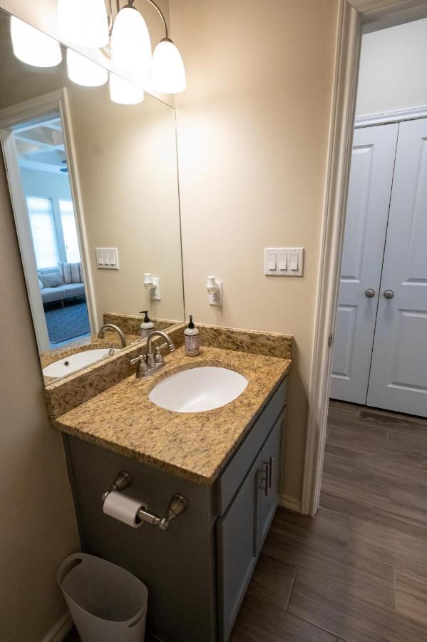 Fabulous King Size Bed In A Gated Neighborhood! Lejlighed Edinburg Eksteriør billede