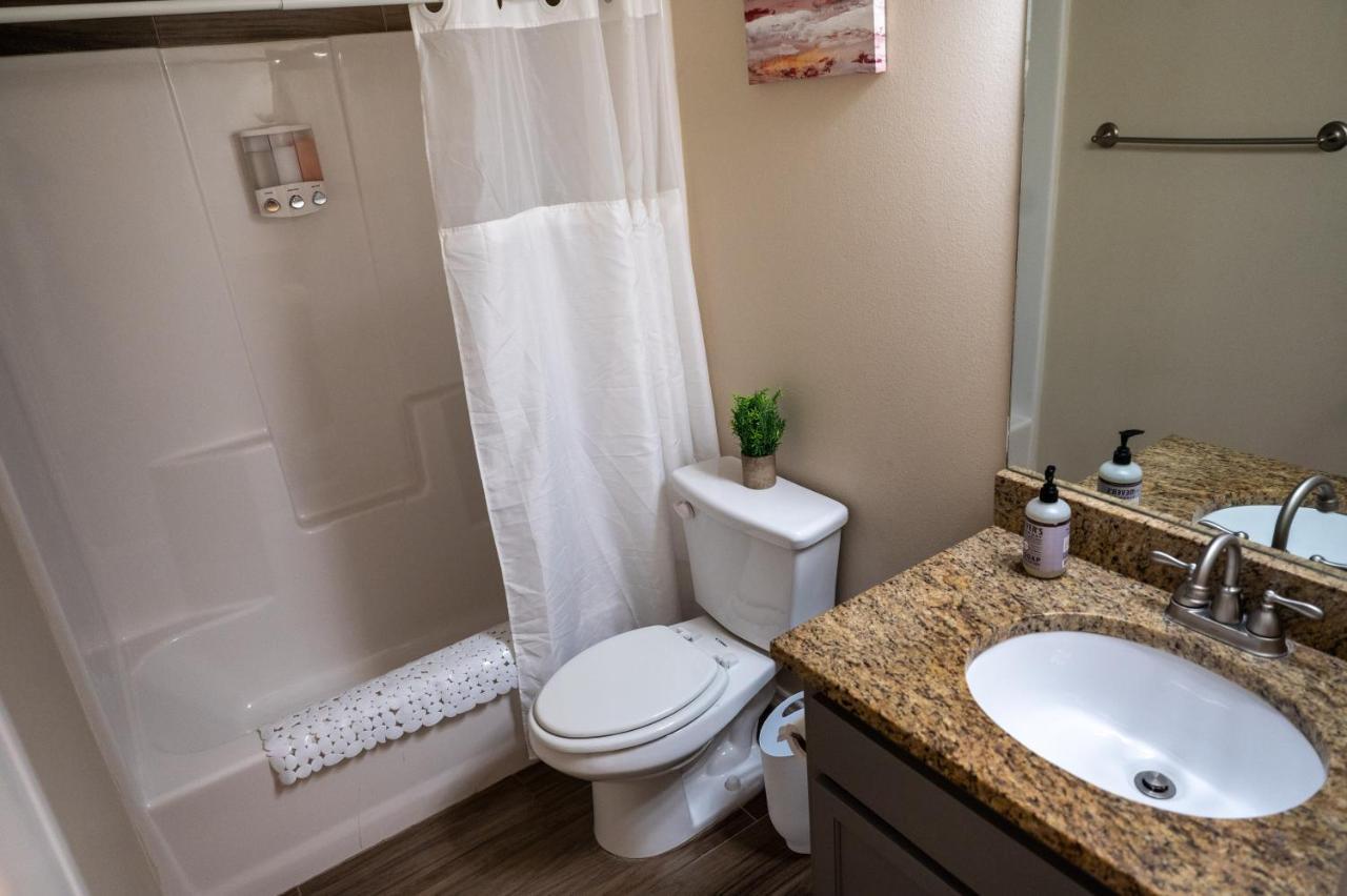 Fabulous King Size Bed In A Gated Neighborhood! Lejlighed Edinburg Eksteriør billede