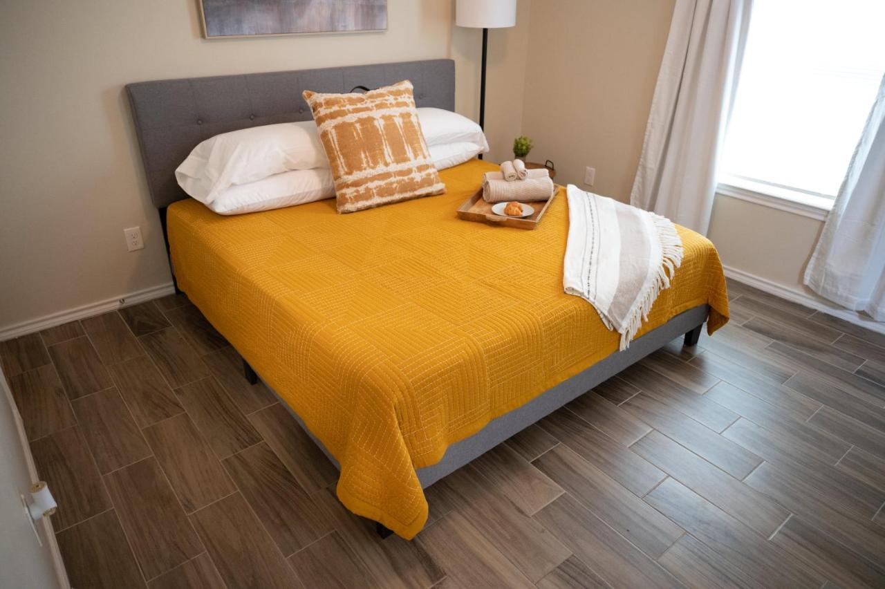 Fabulous King Size Bed In A Gated Neighborhood! Lejlighed Edinburg Eksteriør billede
