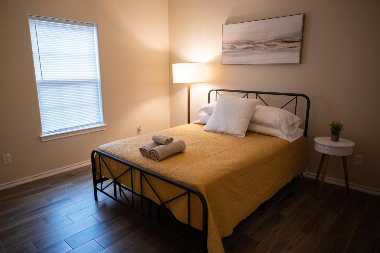 Fabulous King Size Bed In A Gated Neighborhood! Lejlighed Edinburg Eksteriør billede